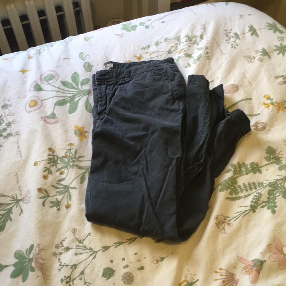 Cropped grey pants